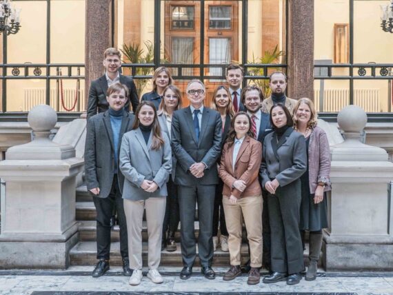 На здымку ©Sarah Oughton, прадстаўленым the John Smith Trust: беларускія стыпэндыяты 2024/5 з Маркам Клэйтанам, намесьнікам дырэктара Дэпартамэнту Ўсходняй Эўропы і Цэнтральнай Азіі Офісу замежных справаў, справаў садружнасьці нацый і разьвіцьця Аб’яднанага Каралеўства